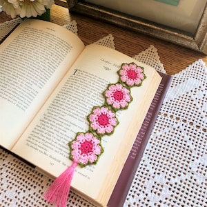 Crochet Bookmark, Pink Flower Bookmark, Bookmark for Mom, College Planner Accessories, Book Club Bookmark, Unique Bookmark