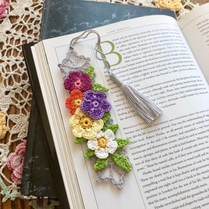 Marcapáginas floral de crochet: algodón mercerizado, regalo para amantes de la lectura