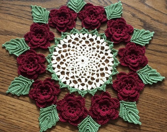 手作りかぎ針編みのローズドイリー：12インチの花のセンターピース