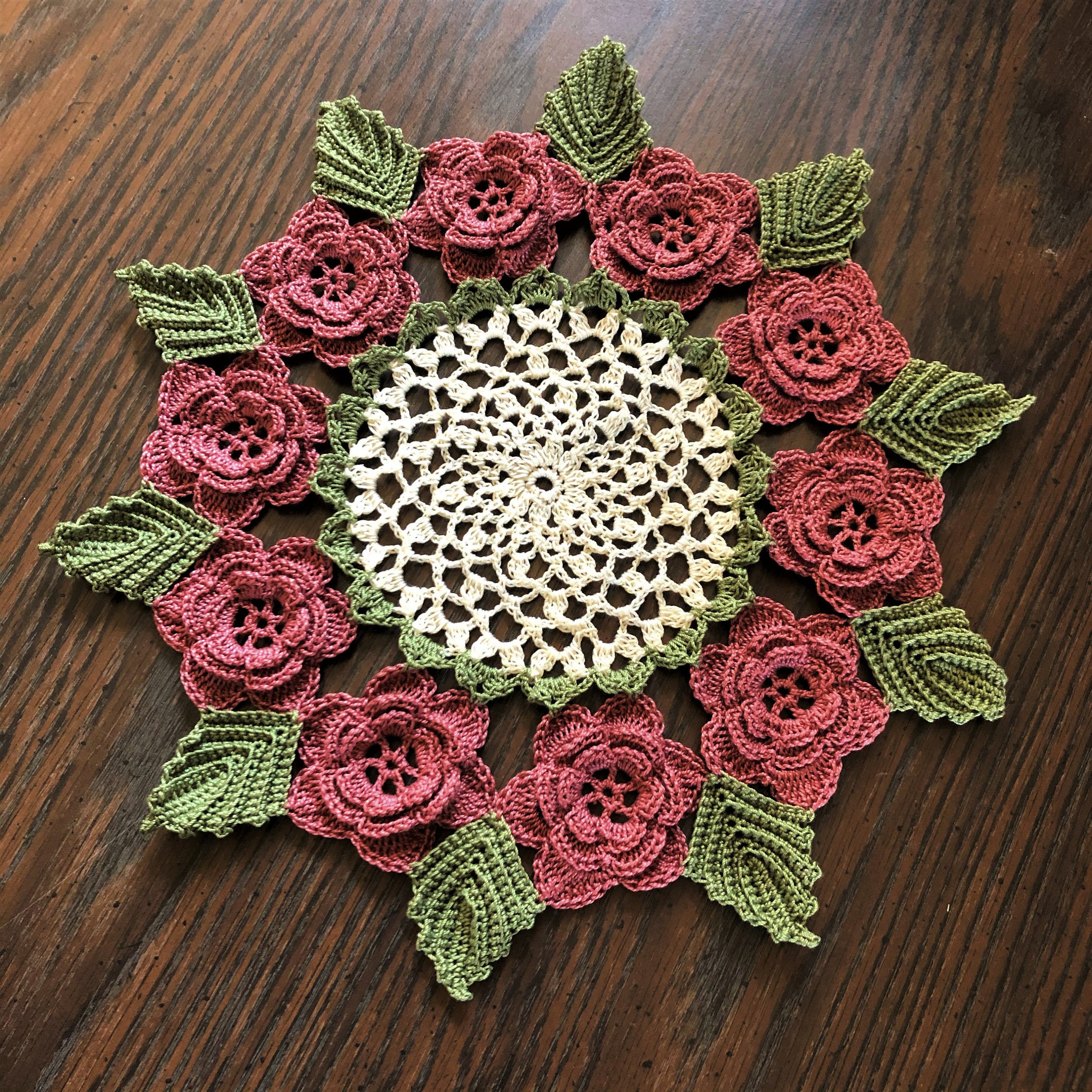 手作りかぎ針編みのローズドイリー：12インチの花のセンターピース