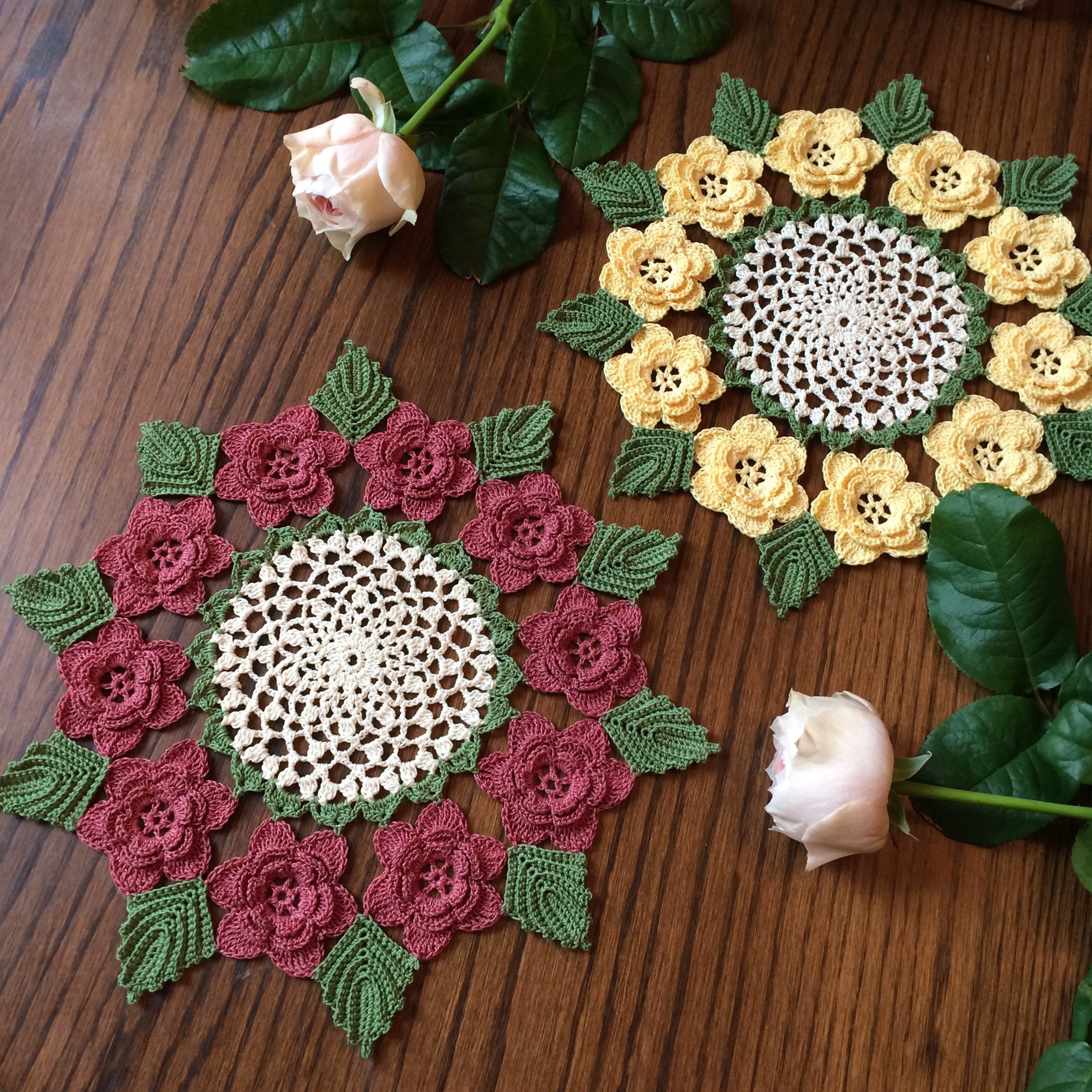 手作りかぎ針編みのローズドイリー：12インチの花のセンターピース
