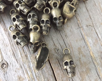 Skull Charm/ Halloween Skulls/ Bronze Tone Skull Charm/ Pewter Spooky Skull/ Gothic Pendant/  IT142