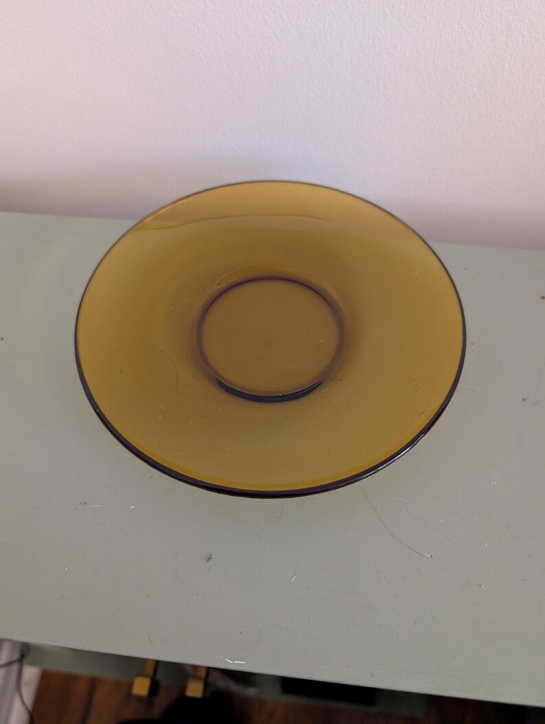 K&ouml;nnte beinhalten: Ein Set aus drei Keramikbechern mit gesprenkelter, matter Oberfl&auml;che. Die Becher sind in Creme-, Hellgrau- und Dunkelgraut&ouml;nen gehalten. Jeder Becher hat ein schlichtes, modernes Design und einen abgerundeten Henkel. Die Becher sind aufeinander gestapelt.