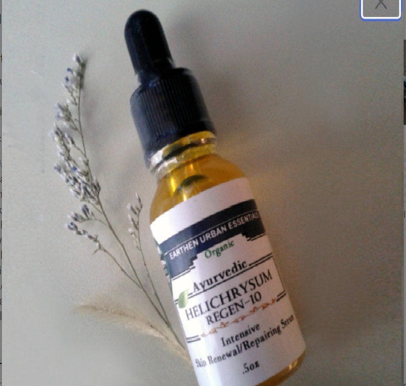Puede incluir: Un peque&ntilde;o frasco de vidrio &aacute;mbar con un gotero negro. La etiqueta es blanca con texto negro que dice "EARTHEN URBAN ESSENTIALS Organic Ayurvedic HELICHRYSUM REGEN-10 Intensive Skin Renewal/Repairing Serum .5oz".