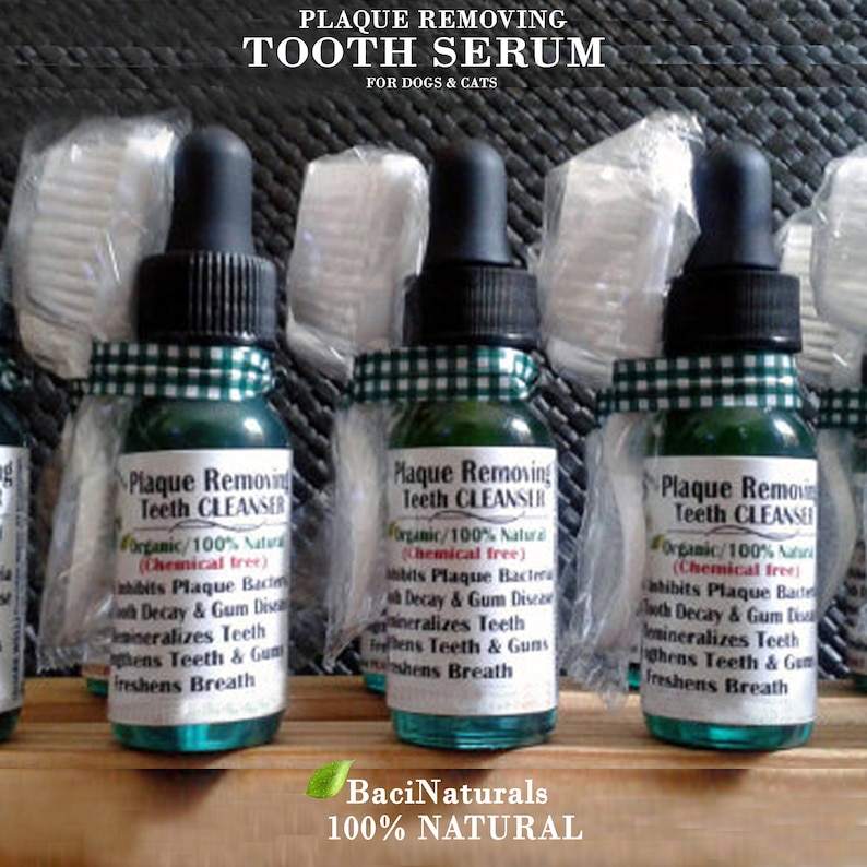 Puede incluir: Tres peque&ntilde;os frascos de l&iacute;quido verde etiquetados "Plaque Removing Teeth Cleanser" con una cinta a cuadros blancos y verdes alrededor del cuello de cada frasco. Los frascos est&aacute;n sobre una superficie de madera. El texto "BaciNaturals 100% NATURAL" est&aacute; impreso debajo de los frascos.