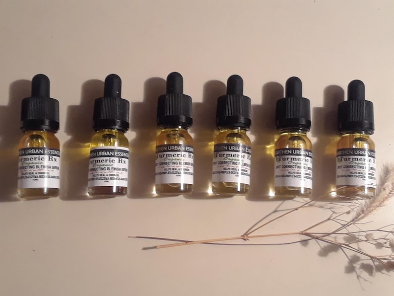 Pode incluir: Seis pequenos frascos de vidro com conta-gotas cheios de um l&iacute;quido amarelo. Os frascos s&atilde;o etiquetados com "Turmeric Rx" e "Green Urban Essentials".