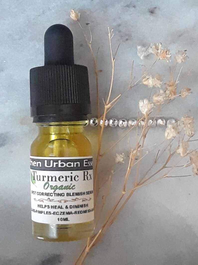 Pode incluir: Um pequeno frasco de vidro &acirc;mbar com um conta-gotas preto. O frasco &eacute; etiquetado com "Turmeric Rx Organic Spot Correcting Blemish Serum Helps Heal & Diminish Pimples-Eczema-Redness 10ML".