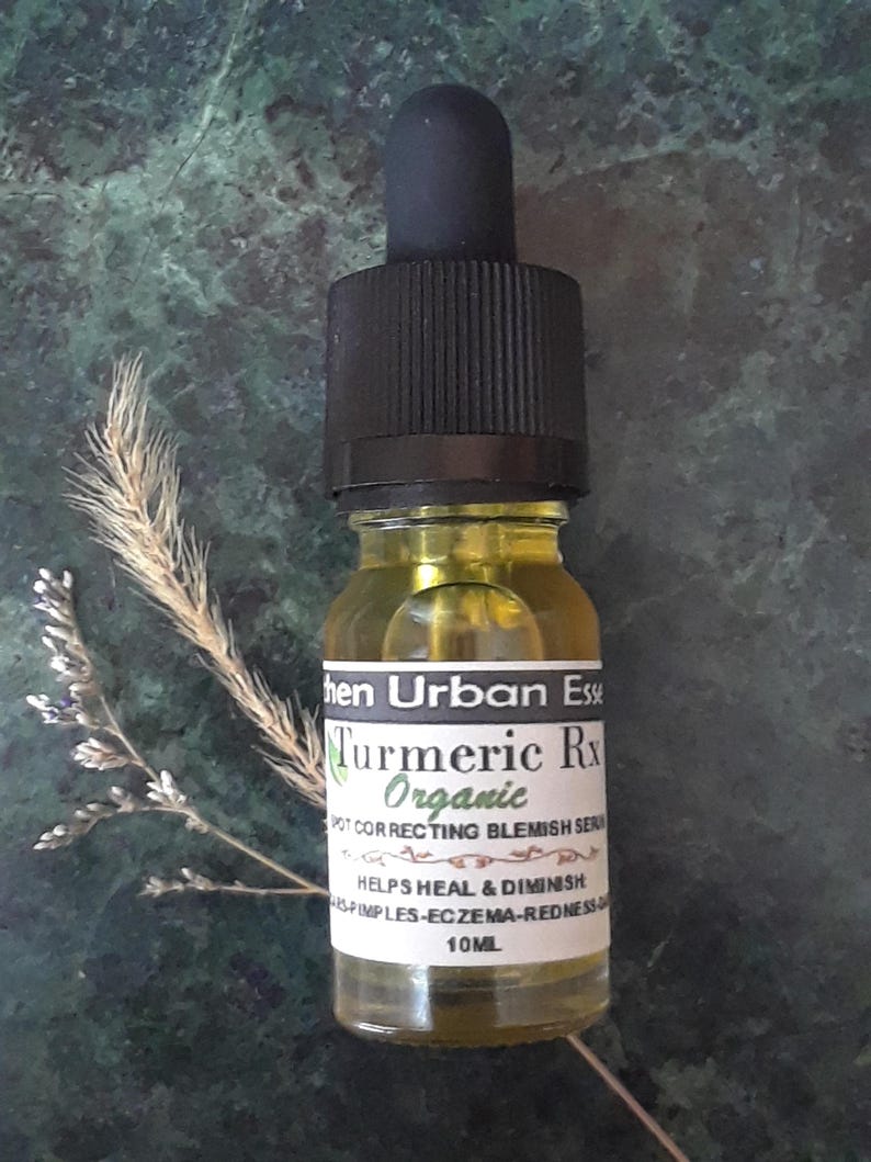 Pode incluir: Um pequeno frasco de vidro &acirc;mbar com um conta-gotas preto. O frasco &eacute; etiquetado com "Turmeric Rx Organic Spot Correcting Blemish Serum" e "Helps Heal & Diminish Pimples-Eczema-Redness" com um tamanho de 10 ml.
