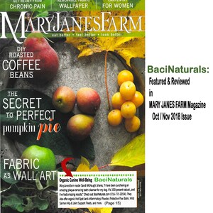 Puede incluir: Una portada de revista que presenta una naturaleza muerta de ciruelas amarillas y una manzana verde en una bandeja plateada. La revista se titula "Mary Janes Farm" y presenta el texto "El secreto de la tarta de calabaza perfecta" y "DIY Roasted Coffee Beans". La revista tambi&eacute;n presenta un art&iacute;culo sobre BaciNaturals, una empresa que fabrica productos org&aacute;nicos para mascotas.