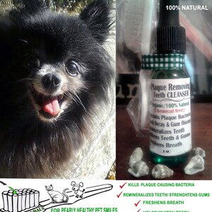 Puede incluir: Un perro blanco y negro sonr&iacute;e con la lengua afuera. Se muestra una botella de limpiador dental antiplaca 100% natural con un peque&ntilde;o cepillo de dientes. La etiqueta de la botella dice "Org&aacute;nico/100% Natural (Libre de qu&iacute;micos)" y enumera los beneficios del producto. El texto "ELIMINA LAS BACTERIAS QUE CAUSAN LA PLACA", "REMINERALIZA LOS DIENTES/FORTALECE LAS ENC&Iacute;AS", "REFRESCA EL ALIENTO" y "AYUDA A BLANQUEAR LOS DIENTES" est&aacute; marcado con una marca de verificaci&oacute;n verde.