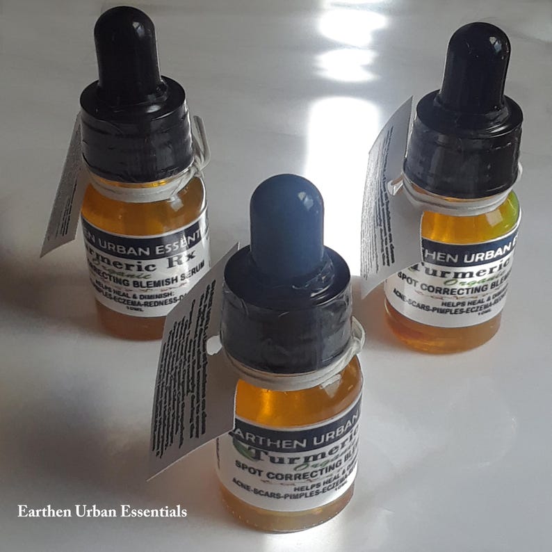 Pode incluir: Tr&ecirc;s garrafas de vidro &acirc;mbar com conta-gotas cheias de um l&iacute;quido amarelo. Cada garrafa tem um r&oacute;tulo branco com texto preto que diz "Earthen Urban Essentials Turmeric Rx Spot Correcting Blemish Serum" e "Helps Heal & Diminish Acne-Scars-Pimples-Eczema-Redness".