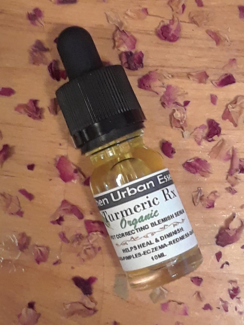 Pode incluir: Um pequeno frasco de vidro transparente com um conta-gotas preto. O frasco &eacute; etiquetado com "Turmeric Rx Organic Spot Correcting Blemish Serum" e "Helps Heal & Diminish Pimples-Eczema-Redness of 10ML".