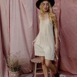 Mini Boho Kleid / Ärmelloses hohes Kniekleid / Tank-Sommerkleid / Kleid mit Gürtel / Natürliche Kleidung