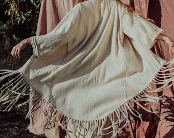 Kimono bohemio con flecos/Prenda bohemia para cubrirse/Bata kimono/Capa para festivales/Telas naturales/Blanco roto