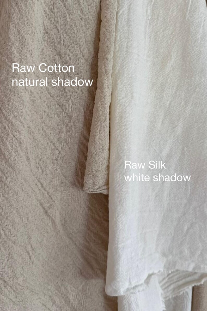 Puede incluir: Una comparaci&oacute;n lado a lado de dos telas con una superficie texturizada y arrugada. La tela de la izquierda es beige con el texto 'Raw Cotton natural shadow'. La tela de la derecha es blanca con el texto 'Raw Silk white shadow'.