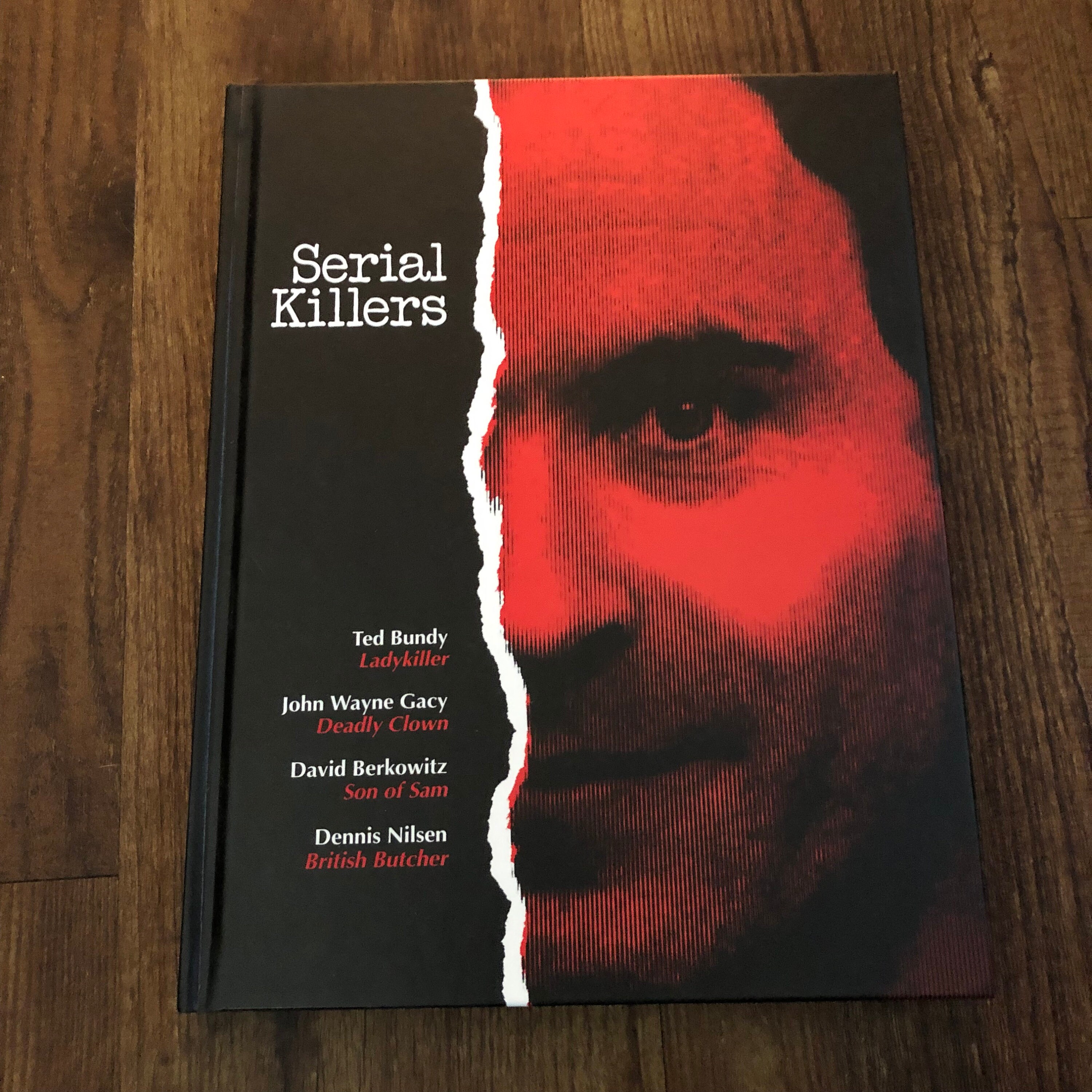 Книга биография убийц. Книги про серийных убийц документальные. Книга биография убийц. Исторические книги о серийных убийцах. Серийные убийцы кровавые хроники книга.