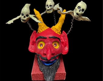 紙粘土で作った悪魔のランタンと、キャンディボックスの上でゆらゆら揺れる幽霊たち