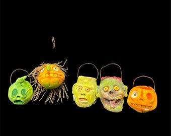 Cinco baldes de doces de Halloween em tamanhos variados, de 1 1/2" a 4".