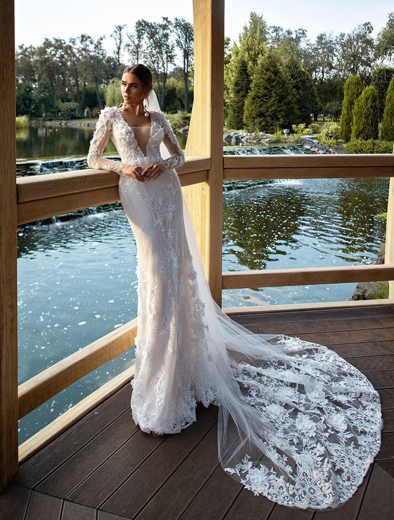 lace sheath wedding dress