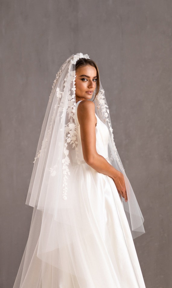 Short Tulle Lace Applique Bridal Veil - June Bridals