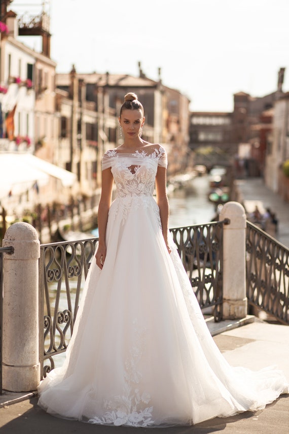 Short sleeve clearance tulle wedding dress