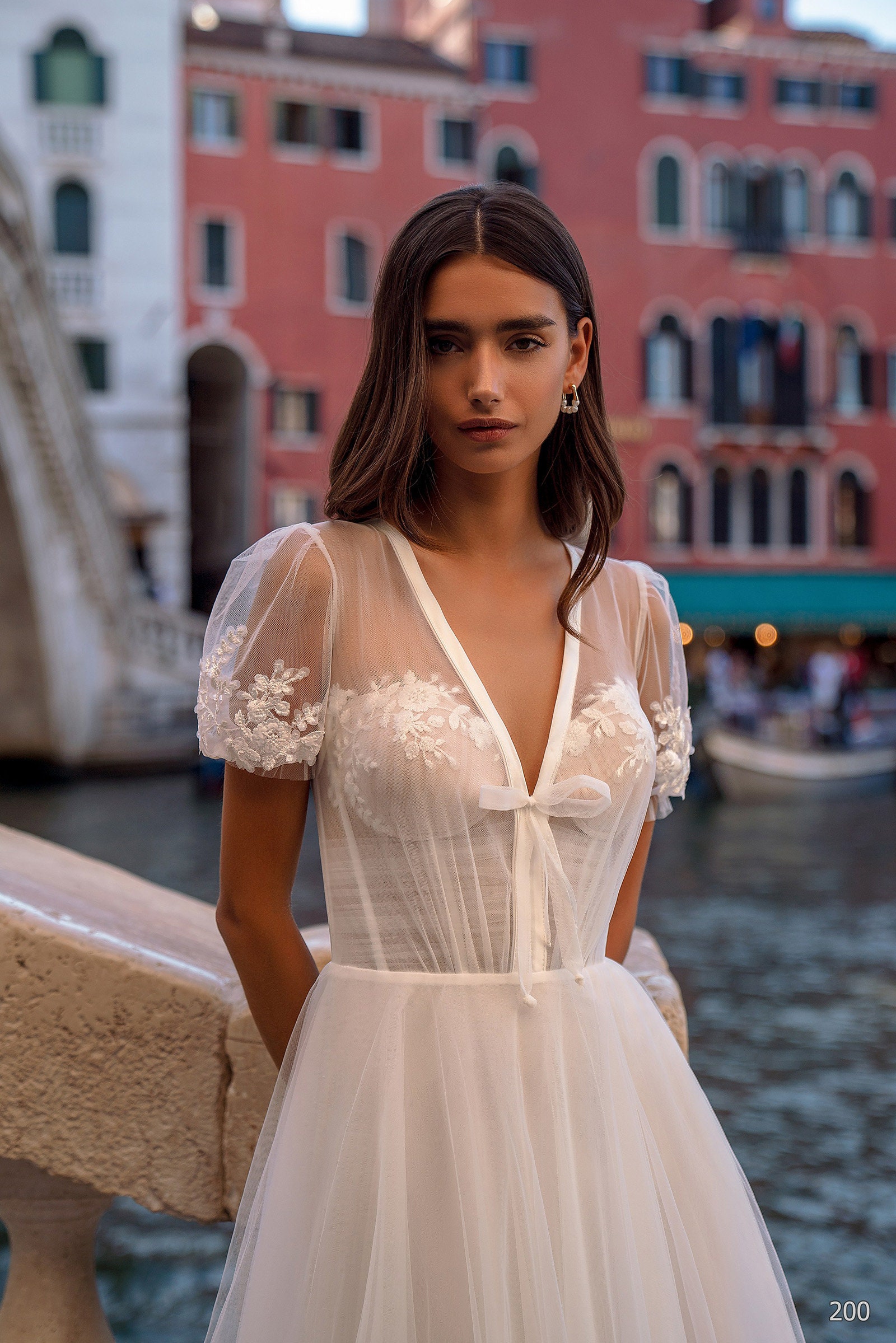 Wedding gowns under clearance 200