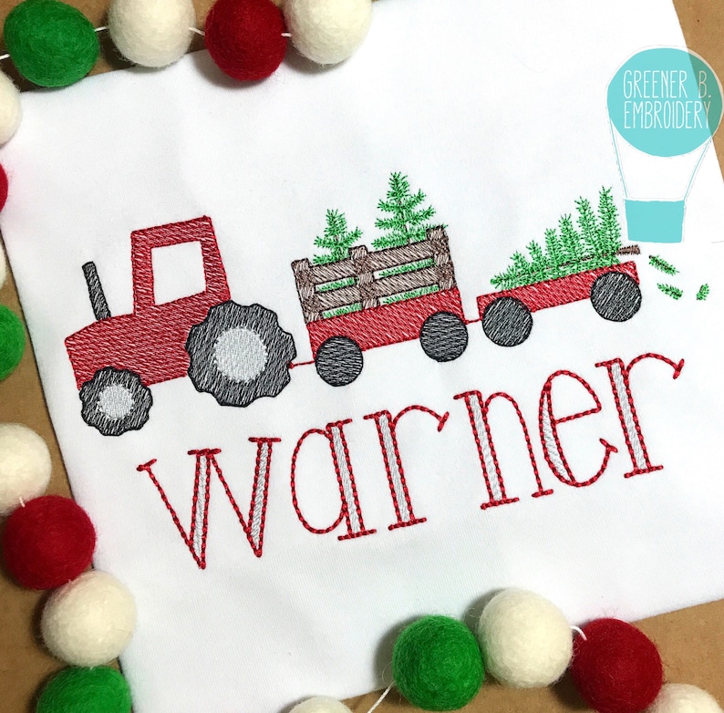 Puede incluir: Tractor de juguete rojo tirando de un vag&oacute;n lleno de &aacute;rboles de Navidad verdes con el nombre "Warner" bordado en blanco con contorno rojo sobre un fondo blanco.