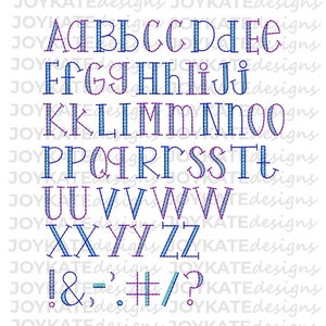 Puede incluir: Una fuente de alfabeto colorida con contornos azules y morados. Las letras est&aacute;n en una fuente estilizada con un aspecto vintage. La fuente incluye letras may&uacute;sculas, n&uacute;meros y signos de puntuaci&oacute;n.