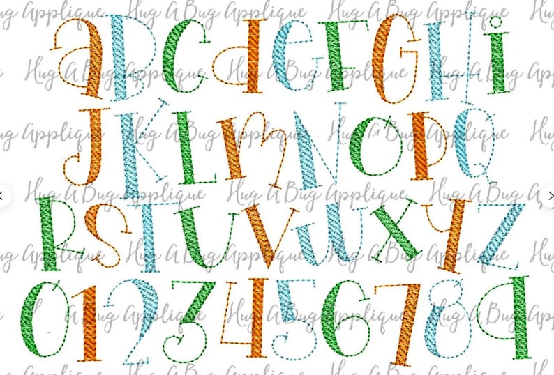 Puede incluir: Un conjunto de letras y n&uacute;meros bordados de colores en un estilo de fuente caprichoso. Las letras est&aacute;n delineadas con hilo azul, verde y naranja. Los n&uacute;meros est&aacute;n delineados con hilo naranja, azul y verde.