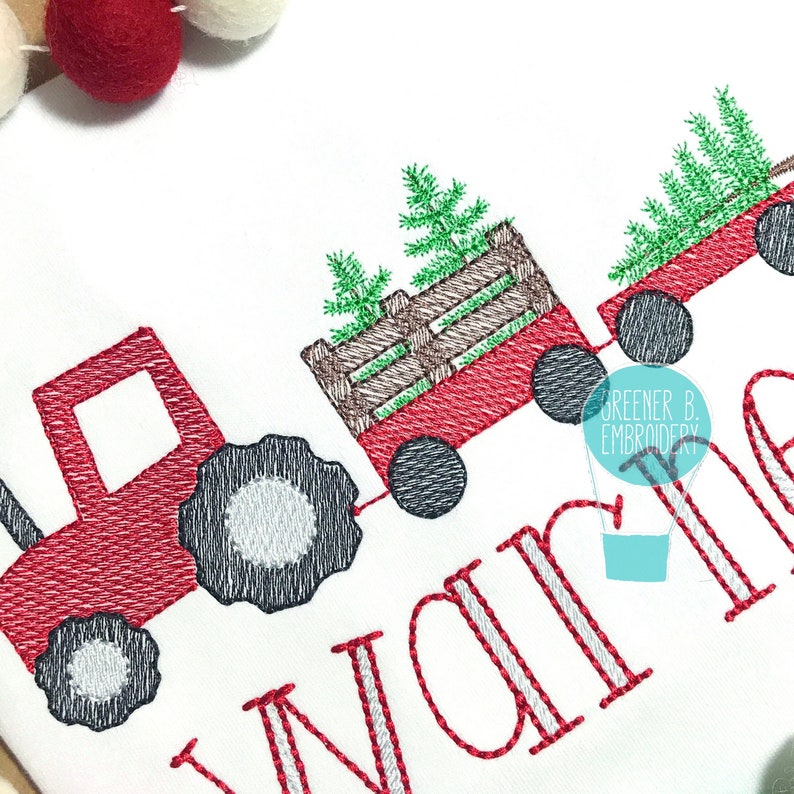 Puede incluir: Un tractor rojo tirando de un vag&oacute;n rojo con una valla de madera marr&oacute;n y &aacute;rboles de Navidad verdes. El vag&oacute;n tiene ruedas negras. El texto "Warner" est&aacute; bordado en rojo y gris debajo del tractor y el vag&oacute;n.
