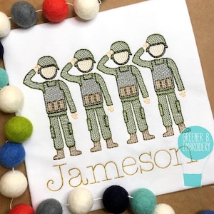 Puede incluir: Dise&ntilde;o bordado de cuatro soldados saludando, con el nombre "Jameson" bordado debajo. El dise&ntilde;o est&aacute; en una camiseta blanca.