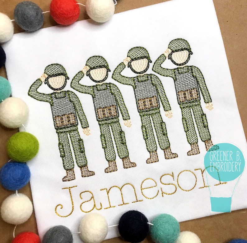 Puede incluir: Dise&ntilde;o bordado de cuatro soldados saludando, con el nombre "Jameson" bordado debajo. El dise&ntilde;o est&aacute; en una camiseta blanca.