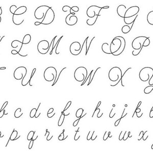 Peut inclure: Une image en noir et blanc de l'alphabet anglais en &eacute;criture cursive. Les lettres sont dispos&eacute;es sur deux lignes, les lettres majuscules sur la ligne du haut et les lettres minuscules sur la ligne du bas.