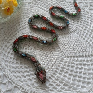 Schlangen-Choker in Grün mit funkelnden Diamanten, Schlangen-Häkelkette mit Perlen, Schlangen-Lariat-Lasso mit flexiblem Seil, POW-Schlangenkette, Boho-Perlenkette