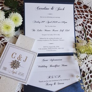 Invitación de boda plegable de bolsillo azul marino con un copo de nieve de strass (muestra) imagen 3