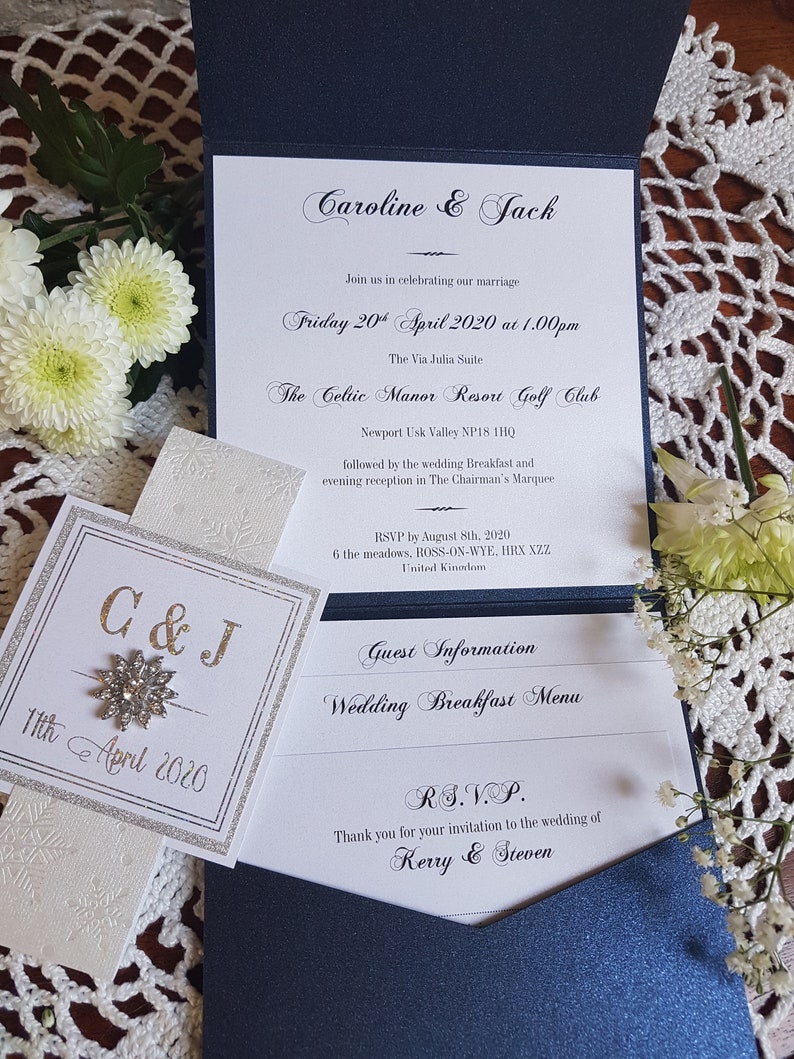 Invitación de boda plegable de bolsillo azul marino con un copo de nieve de strass (muestra) imagen 3
