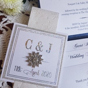 Invitación de boda plegable de bolsillo azul marino con un copo de nieve de strass (muestra) imagen 4