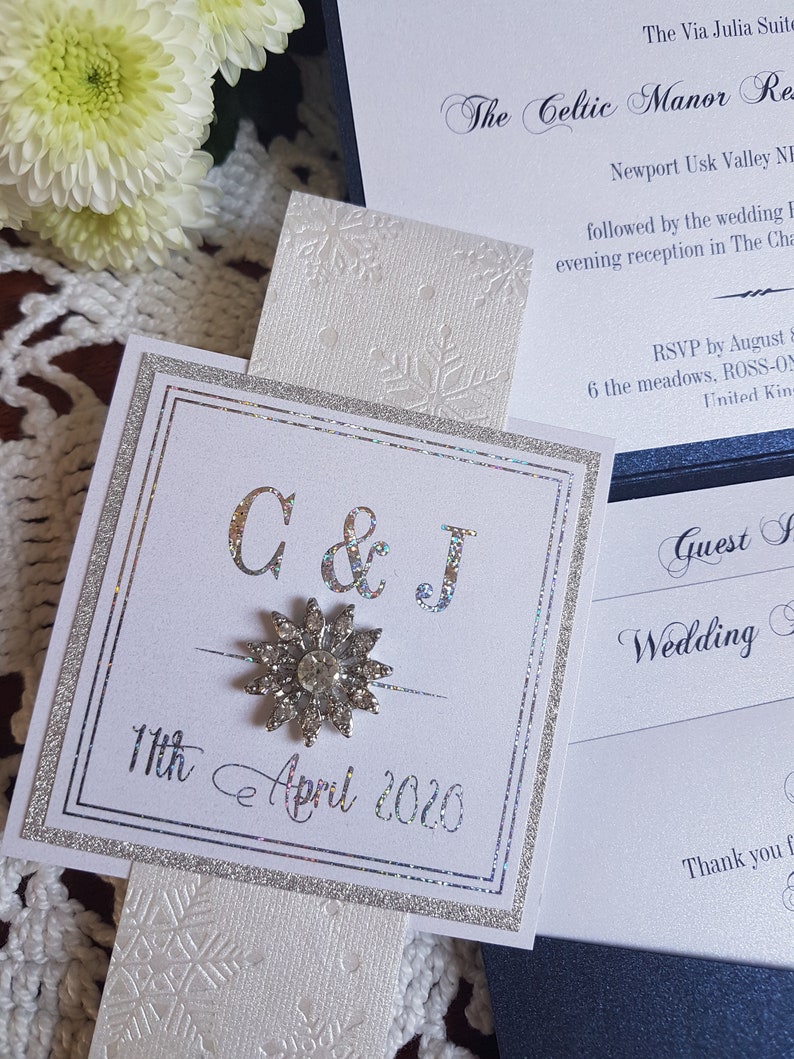 Invitación de boda plegable de bolsillo azul marino con un copo de nieve de strass (muestra) imagen 4
