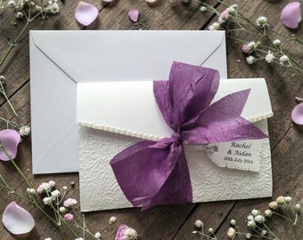 Sobre para el dinero de la boda. Monedero para el dinero de la boda. Sobre blanco y morado para el dinero de la boda.