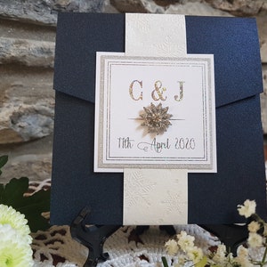 Invitación de boda plegable de bolsillo azul marino con un copo de nieve de strass (muestra) imagen 1