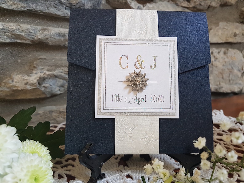 Invitación de boda plegable de bolsillo azul marino con un copo de nieve de strass (muestra) imagen 1