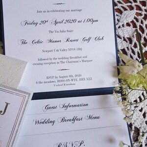 Invitación de boda plegable de bolsillo azul marino con un copo de nieve de strass (muestra) imagen 5