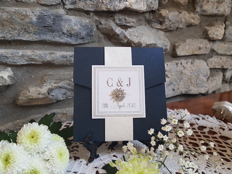 Invitación de boda plegable de bolsillo azul marino con un copo de nieve de strass (muestra) imagen 2