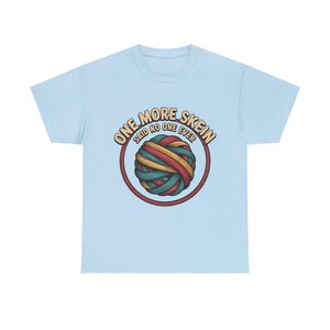 Camiseta bordada / Camiseta con humor "One More Skein" para artesanos imagen 7