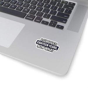 Leeres Nest Shirt | Ich habe achtzehn Jahre überstanden und was nun | Lustiges Elterngeschenk | Aufkleber Bild 5