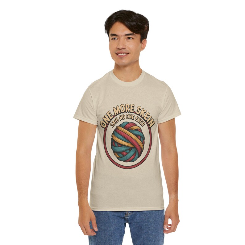Camiseta bordada / Camiseta con humor "One More Skein" para artesanos imagen 1