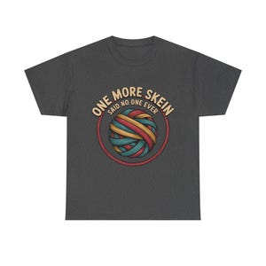 Camiseta bordada / Camiseta con humor "One More Skein" para artesanos imagen 6