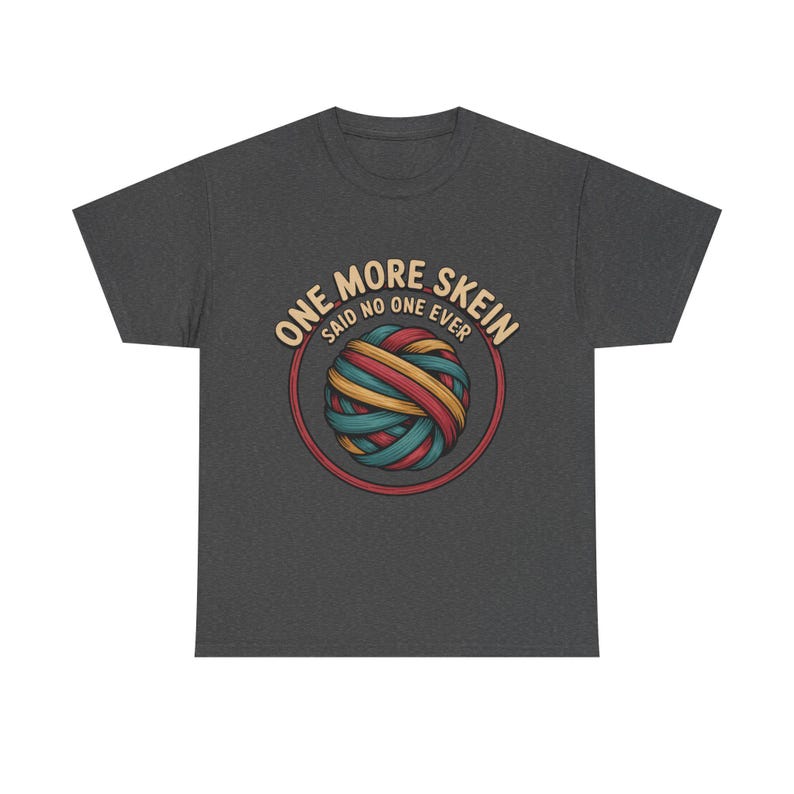 Camiseta bordada / Camiseta con humor "One More Skein" para artesanos imagen 6