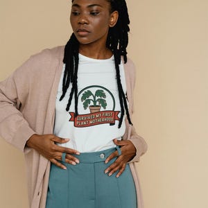 Camiseta "Mãe de Plantas" | Humor para quem se torna pai ou mãe de planta pela primeira vez | Presente perfeito para novas mamães imagem 1