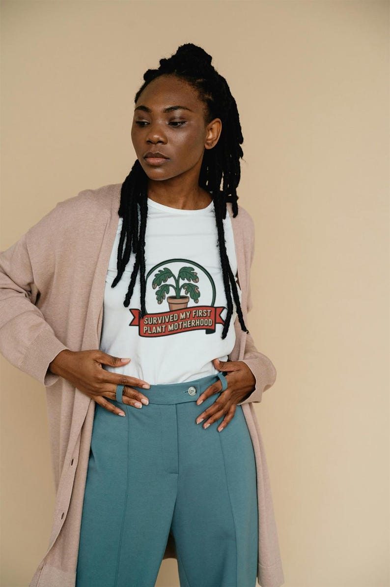 Camiseta "Mãe de Plantas" | Humor para quem se torna pai ou mãe de planta pela primeira vez | Presente perfeito para novas mamães imagem 1